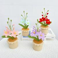 Bunga Lily Rajutan Tangan dalam Pot, Bunga Buatan dari Benang Katun, Rangkaian Bunga Rajut, Hiasan Meja Realistis, Hadiah
