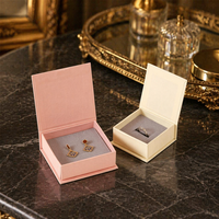 Boîte cadeau de luxe en carton rigide de style livre avec couvercle rabattable et fermeture magnétique pour bracelet, collier, boucles d'oreilles