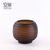 Ensemble de vases en verre côtelé dégradé ambre brun de qualité supérieure, design sphérique artisanal, rayures horizontales, style Art Déco, faits à la main pour table