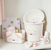 Kit de salle de bain en plastique en stock avec seau, lavabo, gobelet, panier de douche et porte-savon pour étudiants, idéal pour la rentrée scolaire et les articles de toilette ménagers
