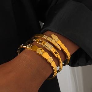 Juego de Siete Brazaletes Chapados en Oro, Resistentes al Agua, con Diseño de Escamas de Serpiente y Cristales Transparentes, de Lujo para Uso Diario, para Mujer - Product Image 3