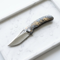 Couteau Bowie Satiné Fait Main avec Lame en Acier VG10, Manche en Titane TC4, Gravure Poisson Koi et Roulement en Céramique – Vente en Gros OEM Personnalisée