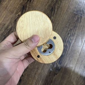 Abridor de Botellas Magnético para Refrigerador de Madera de Caucho Redonda con Logotipo Personalizado Grabado con Láser - Product Image 5