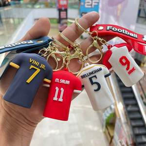 Nouveau Porte-clés transfrontalier en silicone motif maillot de football, Pendentif de sac à dos et de voiture, Figurine de dessin animé d'art moderne, Cadeau, Vente en gros - Product Image 2