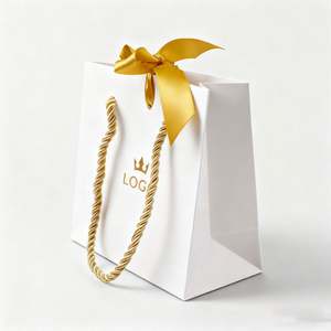 ถุงกระดาษช้อปปิ้งสีขาวพิมพ์โลโก้ฟอยล์ทองแบบกำหนดเอง พร้อมริบบิ้น - Product Image 1