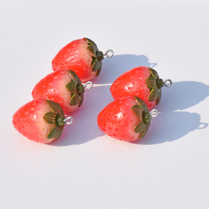 Colgantes de resina con forma de fresa para hacer joyas DIY: pendientes, collares, pulseras, llaveros de frutas hechos a mano, accesorios. - Product Image 2