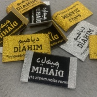 Fabricants de machines d'impression de logos sur étiquettes en tissu personnalisées, étiquettes en satin pour vêtements, étiquettes tissées, conception de logo