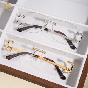 Gafas de Sol Unisex de Lujo con Montura Rectangular Dorada Sin Aro, Lentes Transparentes y Adornos de Latón y Circonitas - Product Image 1