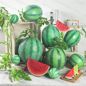 Pastèque en fausse mousse de fruits d'été artificiels directs d'usine avec des feuilles de vigne pour la décoration de zoo de parc d'attractions de jardins botaniques - Product Image 1