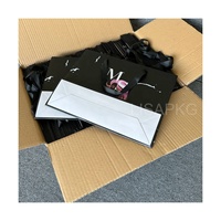 Échantillon gratuit conception gratuite emballage en papier noir personnalisé pour vêtement sac cadeau en papier sac à provisions sacs en papier de luxe avec poignée en ruban