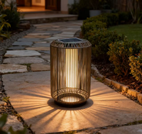 Lampe de bureau en rotin à énergie solaire offrant une ambiance chaleureuse et relaxante ; design confortable et moderne, lumière décorative de jardin