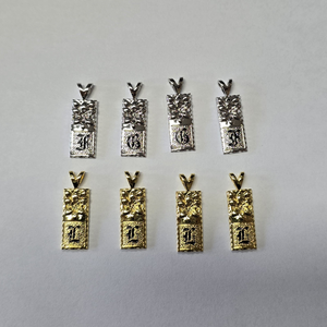 Ciondolo Personalizzato con Iniziale Nera su Pergamena Hawaiana, Ciondolo Hawaiano con Lettera Plumeria Placcato Oro Personalizzato - Product Image 2