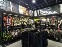 Magasin de motos Présentoir de casque de sécurité en métal Présentoir de casque de moto
