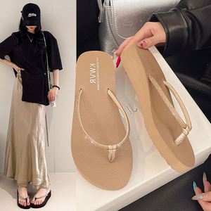 Nouvelles tongs à strass pour femme, collection été 2026, avec semelle compensée épaisse et entre-doigts, sandales tendance pour l'extérieur, la plage et le bord de mer - Product Image 5