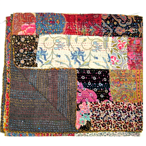 Edredón Kantha de punto de mano de retazos de diseñador vintage - Product Image 1