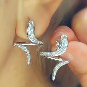 Huitan đơn giản tinh chỉnh Stud bông tai đá quý sáng bóng vĩ mô Pave Lady cô gái bạc xoắn rắn hình dạng thiết kế bông tai phụ nữ - Product Image 2