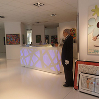 Comptoir de réception personnalisé en surface solide moderne, blanc, rétroéclairé par LED, pour hôtel et spa, avec un design durable et écologique