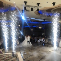 Machine à étincelles froides Ti haute puissance 900W avec télécommande sans fil pour effets de scène, mariages et événements intérieurs/extérieurs, feux d'artifice sûrs
