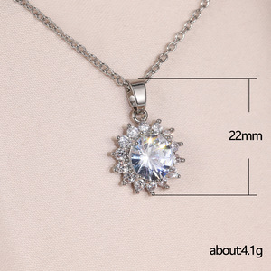 Collana con Ciondolo a Fiore per Donna, Catena Scintillante Incastonata, Gioiello Elegante per Uso Quotidiano - Product Image 5