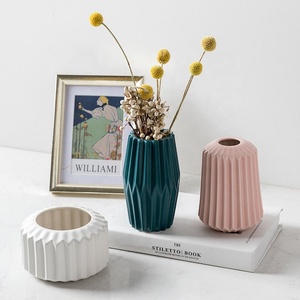 Vase de table en céramique artisanale de grande taille, design Art Déco moderne et minimaliste, écologique, pour fleurs séchées, décoration intérieure - Product Image 4