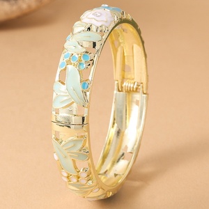 Venta al por mayor de fábrica: Pulsera de cadena y eslabones chapada en oro con diseño retro de flores y hojas verdes, hueca y ancha, para mujer. - Product Image 4