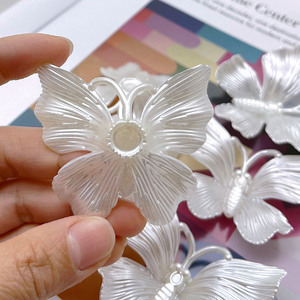 Colgante de mariposa 3D perlado con imitación de perlas para joyería DIY, pinzas para el pelo, broches, adornos para zapatos, amuleto de moda unisex - Product Image 2