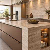Cuisine Modulaire Moderne Sur Mesure Sans Poignées, Grand Îlot, Plan de Travail en Quartz de Luxe, Éclairage LED, Projet Complet pour Villa