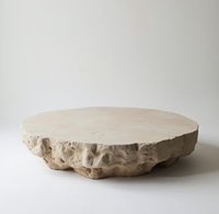 Table basse en bloc de pierre calcaire massif, coupe épaisse, pierre brute naturelle