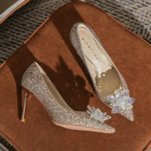 รองเท้าแต่งงานสไตล์ฝรั่งเศสสำหรับฤดูร้อน รองเท้าส้นเข็มผู้หญิงดีไซน์หรูหรา ประดับคริสตัลเพชร ทำจากหนังแท้ - Product Image 2