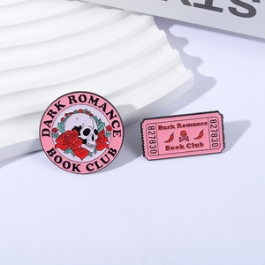 Épinglette de club de lecture Dark <span class=keywords><strong>Romance</strong></span>, style littéraire gothique, design crâne et rose, pour les amoureux des livres, sac à dos, cadeau pour librairie - Product Image 2