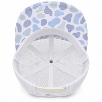 Casquette à visière plate à 6 panneaux avec imprimé abstrait, dos en maille blanche, garniture en corde, patchs logo personnalisés multi-positions et fermeture snapback