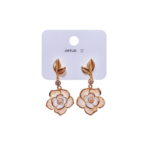 OYTUE Orecchini pendenti a forma di fiore in lega d'oro con imitazione di perle incastonate, gioielli romantici da festa per donna - Product Image 1