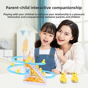 Giocattolo per Bambini Anatroccolo Elettrico Giallo che Sale <span class=keywords><strong>le</strong></span> Scale e Scivola con Musica e Luci - Product Image 3
