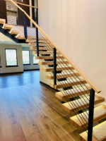 Escaliers intérieurs modernes en bois massif avec garde-corps en acier/câble durable et marches en chêne