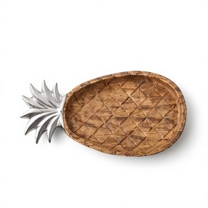 Plateau de service en bois de mangue naturel pour fruits tropicaux, avec forme d'ananas et poignées argentées, vente en gros - Product Image 1