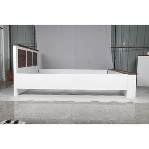 โครงเตียงควีนไซส์ไม้สีขาวมูโรพร้อมดีไซน์หัวเตียงแบบแผงไม้สไตล์รัสติก - Product Image 5