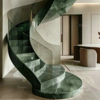 Escalier en spirale mural monolithique incurvé de style loft moderne avec marches en marbre Calacatta Viola pour maison