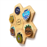 Support mural hexagonal en bois massif en forme de nid d'abeille, écologique, pour médailles, décoration intérieure, souvenir, thème sportif