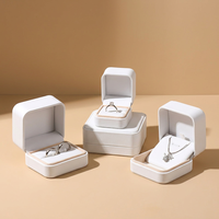 Boîte à bagues de mariage en cuir PU blanc pour demande en mariage, coffret cadeau de bijoux de mariée, présentoir à collier doublé de velours