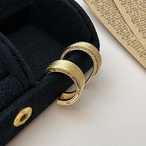 Pendientes en Forma de C de Plata de Ley S925, Estilo Retro Italiano y Francés, Diseño Elegante de Cristal Curvado, Temperamento de Lujo Ligero, Acabado Cepillado - Product Image 1