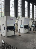 Presse plieuse CNC entièrement électrique DADI, économique, entraînée par un moteur servo, facile à utiliser pour les travaux de pliage de tôles en atelier métallurgique