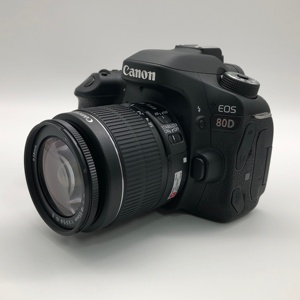 Appareils <span class=keywords><strong>photo</strong></span> <span class=keywords><strong>Canon</strong></span> EOS 80D d'occasion certifiés en gros avec objectif 18-55mm IS, kit 24,2MP, Dual Pixel AF, WiFi, écran tactile – Prix fournisseur d'élite - Product Image 1