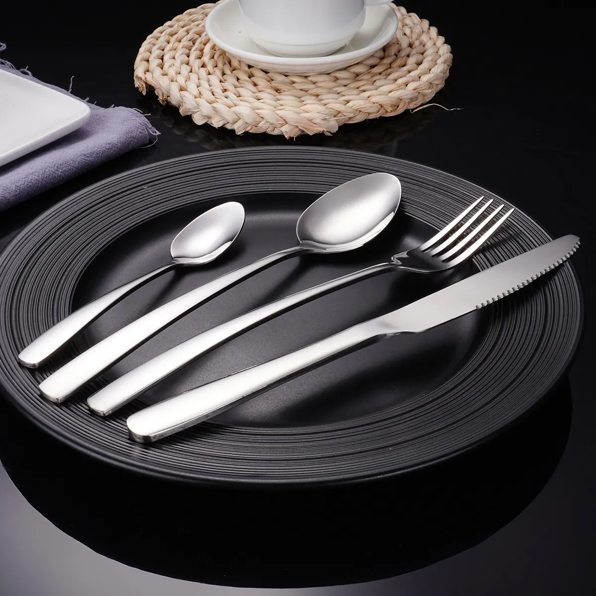 Set moderno personalizzato di posate con forchetta con coltello placcato in argento all'ingrosso ristorante casa a buon mercato argenteria in acciaio inossidabile