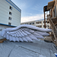Poupée gonflable géante de 6 m avec cornes rouges et ailes en plumes blanches pour la décoration d'événements sur le thème d'Halloween