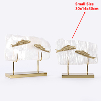Sculpture de poisson en pierre naturelle décorative de luxe Evelyn avec support pour table, finition dorée brillante, sculptures en métal