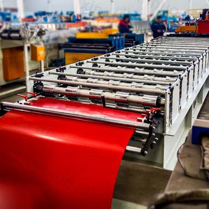 Machine de production de tôles de toiture <span class=keywords><strong>IBR</strong></span> en Chine avec moteur, pompe et boîte de vitesses pour une production efficace et durable de tôles de toiture répondant aux normes de construction locales - Product Image 2