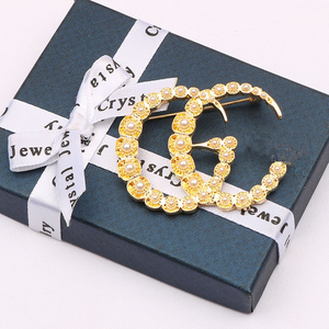 เข็มกลัดแฟชั่นหรูหราคุณภาพสูงสำหรับสตรีดีไซน์เนอร์ประดับด้วยโลหะผสมหลายร้อย <span class=keywords><strong>CC</strong></span> GG และไข่มุกน้ำจืดคุณภาพสูง - Product Image 6