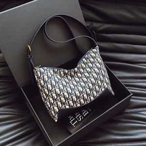 Sac cabas pour femme de style vintage. Fabriqué en matériau PU de haute qualité. Avec un design à motifs géométriques. - Product Image 6