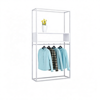 Porte-vêtements commercial autoportant en métal blanc avec étagères de rangement pour boutique