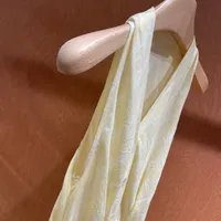 Robe en lin minimaliste de style resort, jaune beurre, col en V, mi-longue, élégante, robe d'été pour femmes